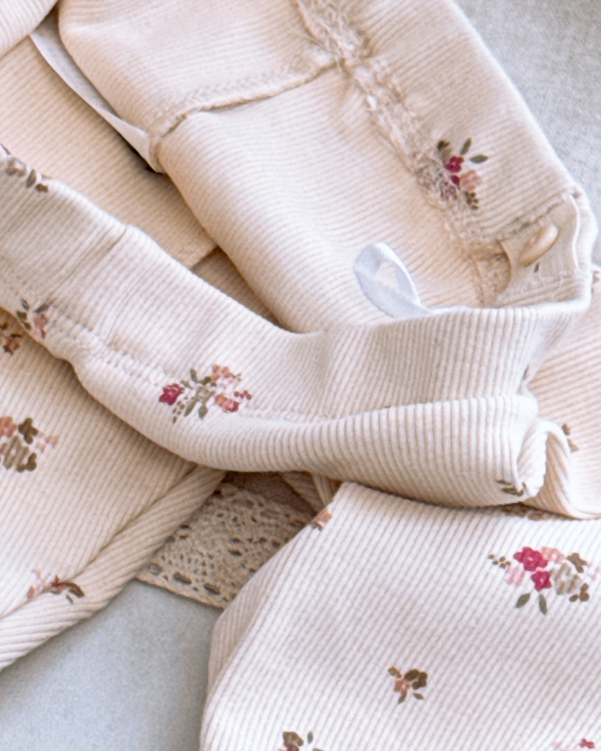 شلوار بچه گانه دخترانه برند H&M کبریتی کرم گلدار - Image 2
